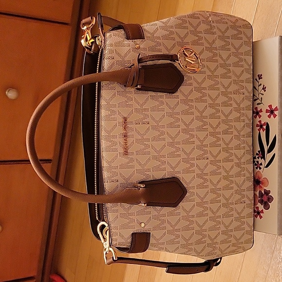 Michael Kors Lynn Satchel - Picture 2 of 16